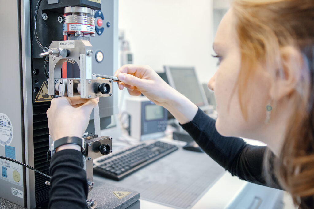 Mechanische Werkstoffprüfung an Folien bei Innoform Testservice