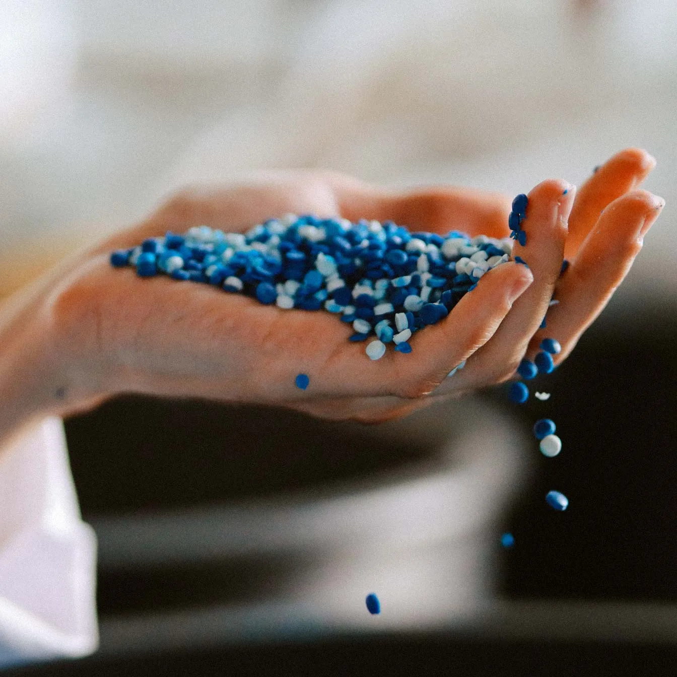 Polymergranulat in der Hand